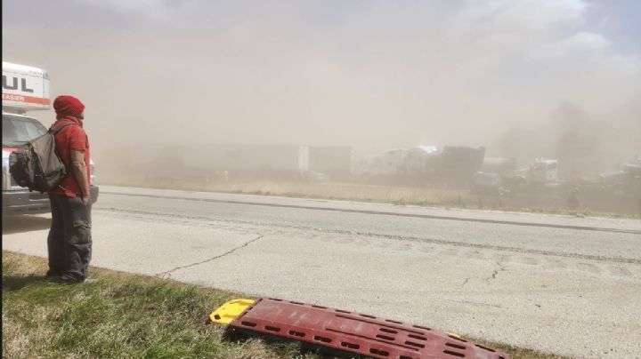 Tormenta de polvo y 'visibilidad cero', ocasiona múltiples choques en autopista | VIDEO