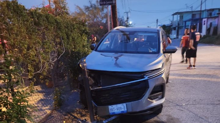 Mujer daña auto en colonia Bertha del Avellano