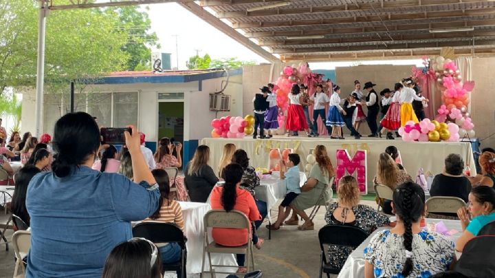 Entre comidas y mariachis, celebran a las madres en escuelas de Nuevo Laredo