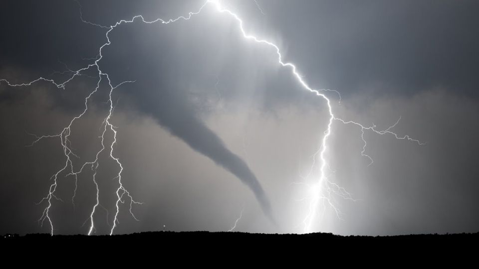 Las rachas de vientos fuertes y los chubascos continuarán en gran parte del territorio, hasta la gran posibilidad de presenciar tornados