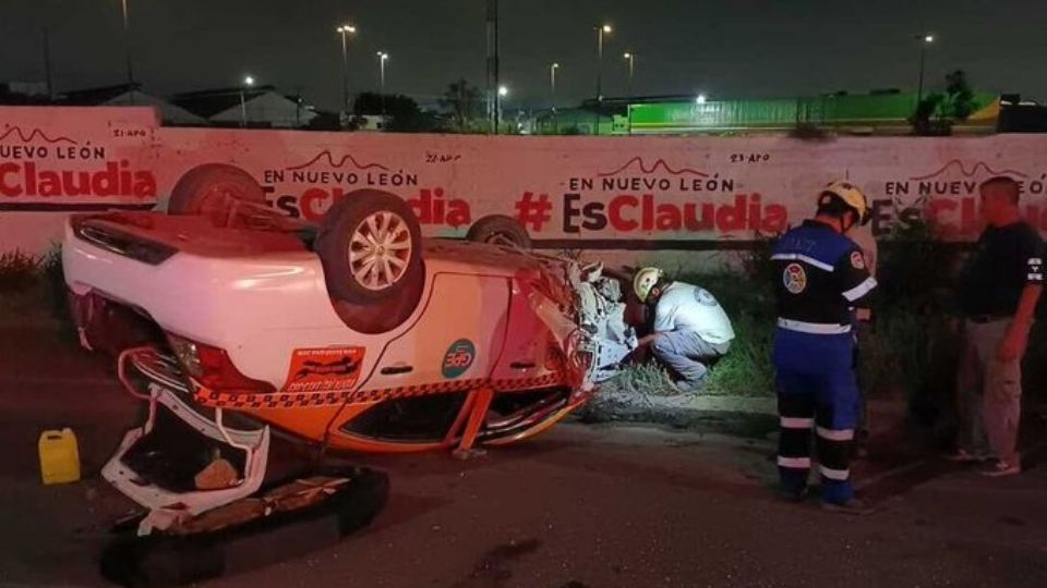 Vuelca familia en carretera a Nuevo Laredo, a la altura de Escobedo.