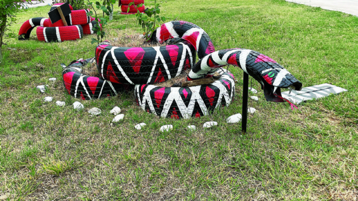 Alumnos reciclan llantas viejas para embellecer jardines de escuela de Nuevo Laredo