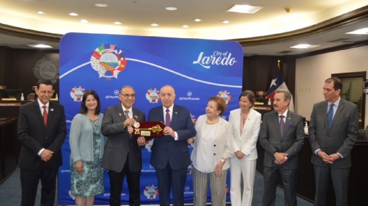 Víctor Treviño entrega llaves de Laredo a empresario Valentin Diez