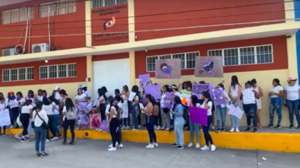 Compañeras de Aby protestan por su muerte.