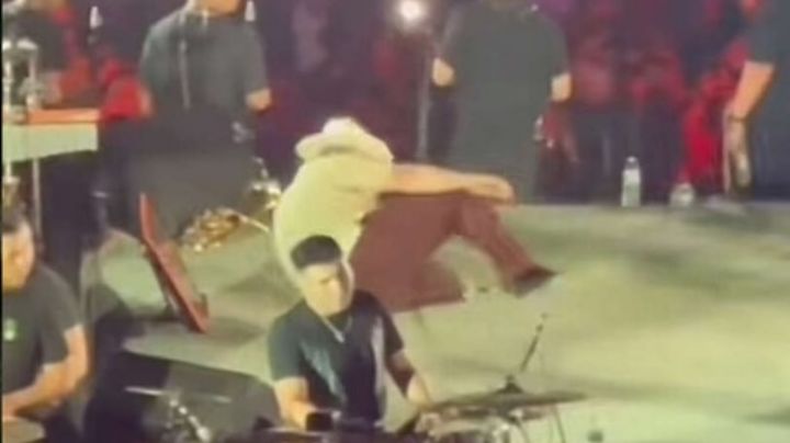 Carín León sufrió una caída en un concierto en Orizaba | VIDEO