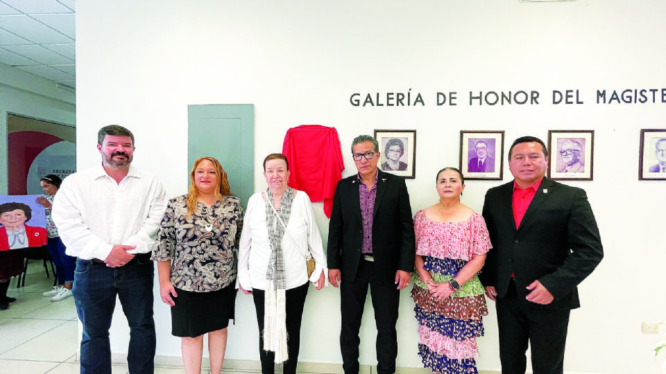 Heriberto Cantú Deándar (izq.) y la señora Ninfa Deándar Martínez (de blanco), acudieron al evento.