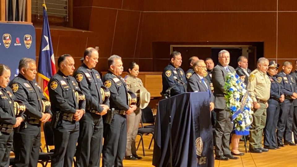 Autoridades hacen un emotivo homenaje a los policías en su día. 
