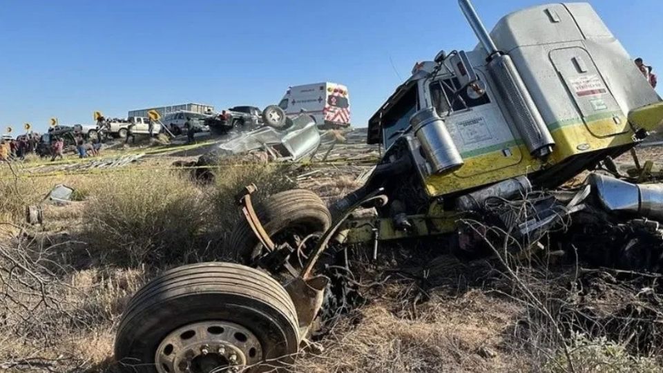 El conductor del tractocamión, al ver el accidente producido, huyó del lugar con rumbo desconocido