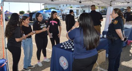 Acuden cientos de jóvenes a Feria de las Agencias de la Ley