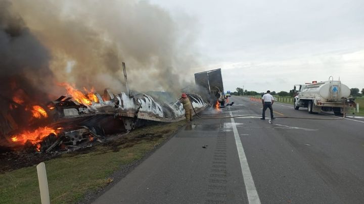 Son de Veracruz 21 de los 27 fallecidos en carreterazo en Tamaulipas de van y tráiler