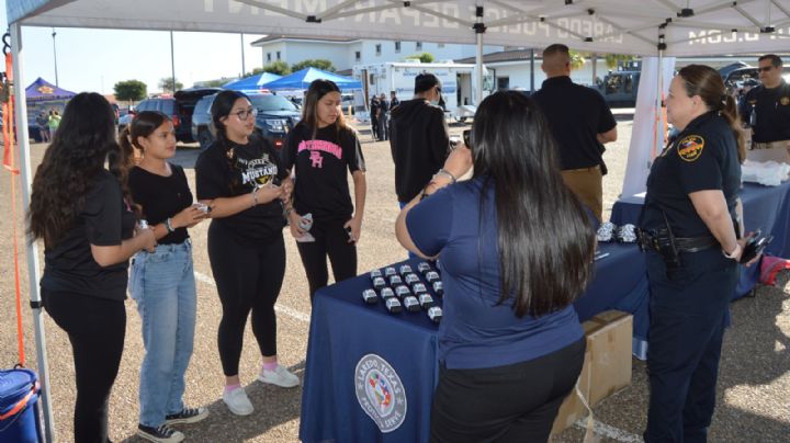 Acuden cientos de jóvenes a Feria de las Agencias de la Ley