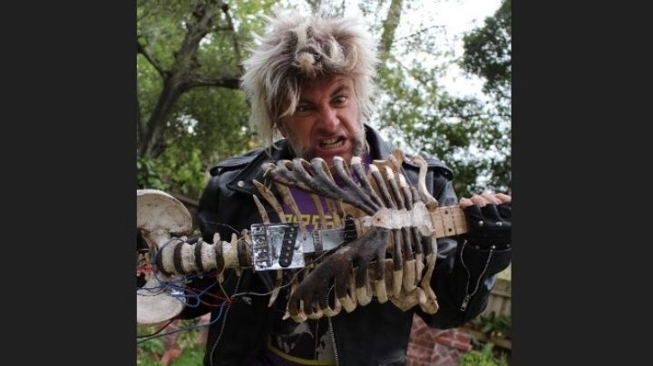 Músico de heavy metal crea guitarra con los huesos de su tío | VIDEO