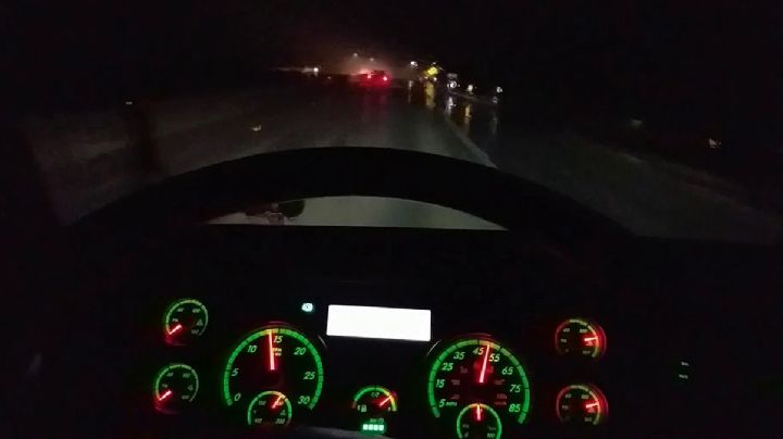 Así se manejan los cambios de luces en la carretera entre traileros y automovilistas
