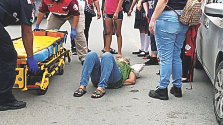 Atropellan a abuela en colonia Infonavit; la auxilian vecinos