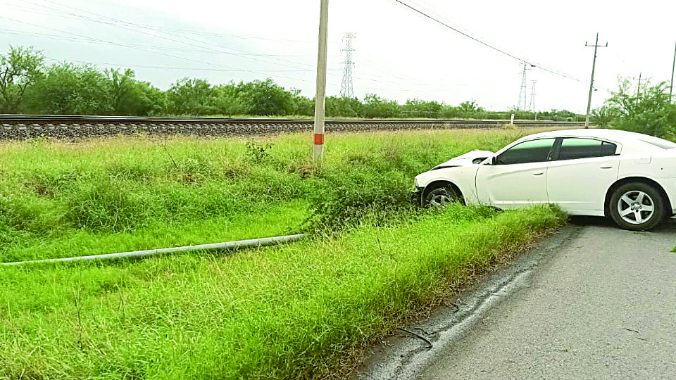 El chofer del Dodge Charger se impactó contra el poste de alumbrado público y lo sacó de la base.