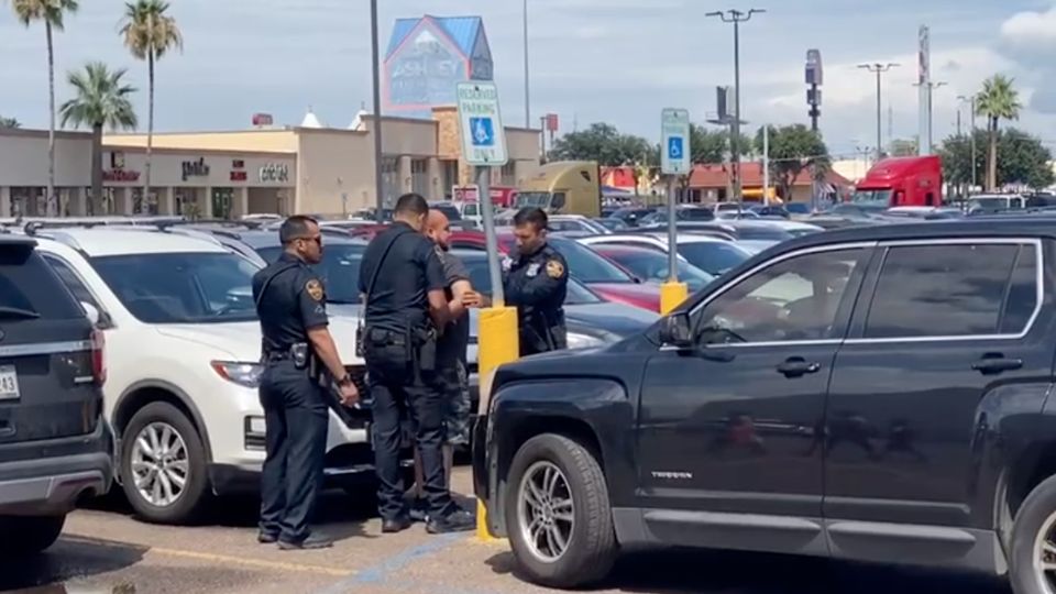 El hombre dejo a cuatro menores en el interior de una camioneta; fue errestado.