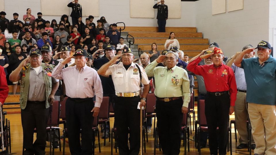 Veteranos de guerra de la comunidad estuvieron presentes en la emotiva ceremonia.