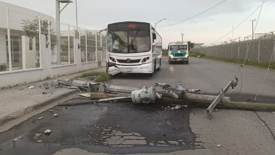 El camión se impactó contra el porte.