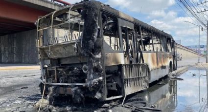 Arde camión urbano frente a gasolinera; causa alarma en los alrededores