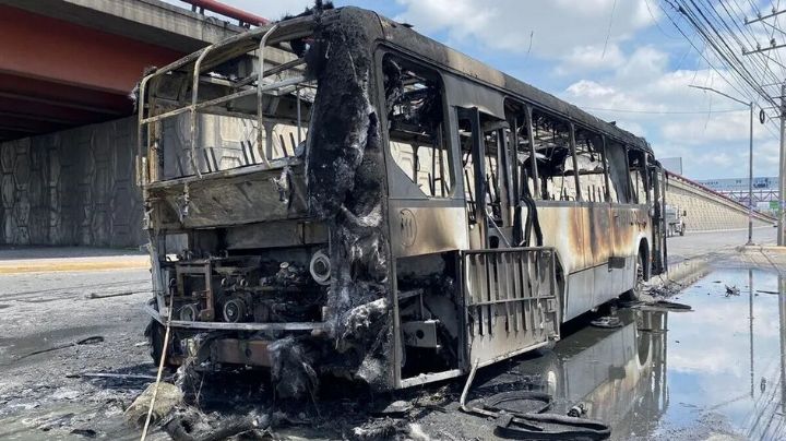 Arde camión urbano frente a gasolinera; causa alarma en los alrededores