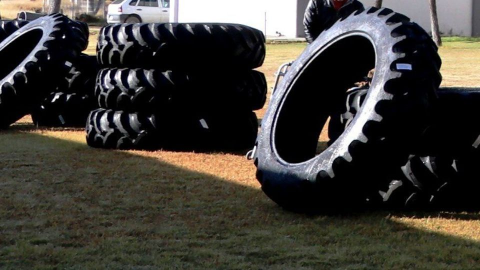 Un cuerpo fue encontrado en una llanta de tractor.
