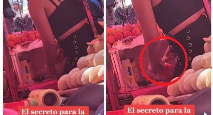 Vendedora de tianguis es captada poniendo... ¡azúcar a la fruta! | VIDEO