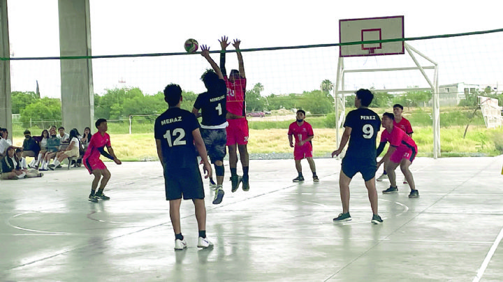 Compiten preparatorias en en actividades deportivas
