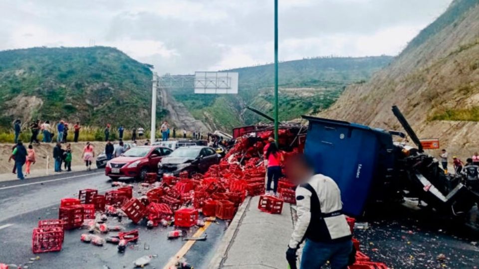 El trailero se mantuvo en el lugar, llamando a los servicios de emergencia luego de haberse provocado el terrible accidente