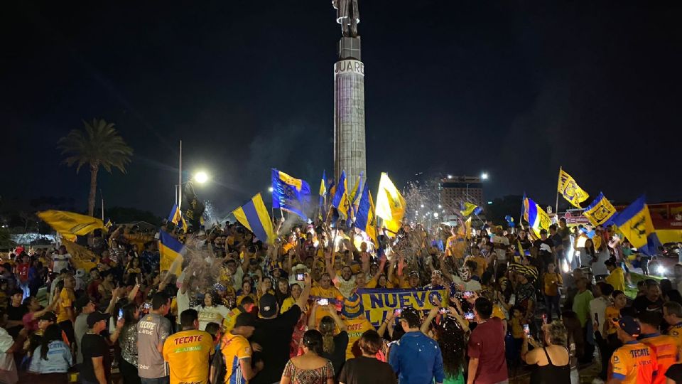 El Monumento Benito Juárez está repleto esta noche.