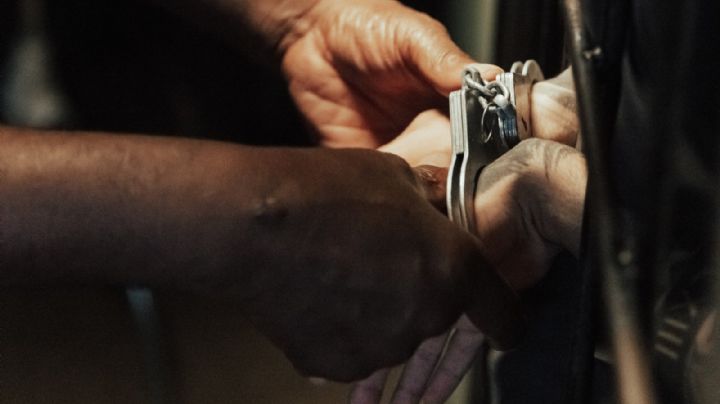 Detienen a carcelero de Texas por meter celulares a cárcel; le darían hasta 15 años