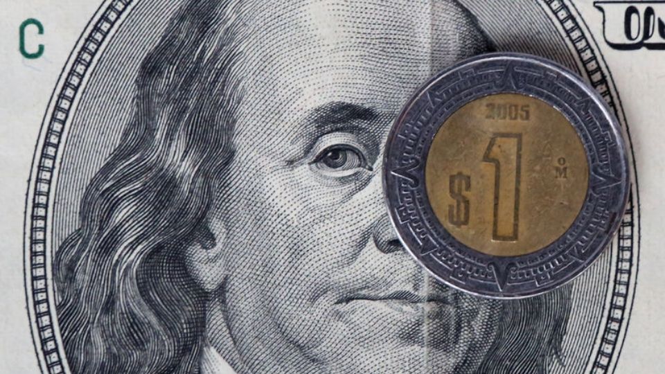 Por tercera vez consecutiva, la moneda nacional se presenta en el rango de las 17 unidades frente a un debilitado dólar americano