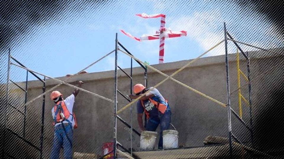 Día de la Santa Cruz, celebrado por albañiles en construcción