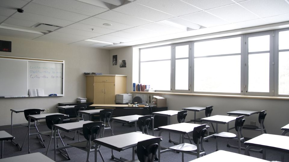 Joven mata a directora a puñaladas frente a toda la clase.