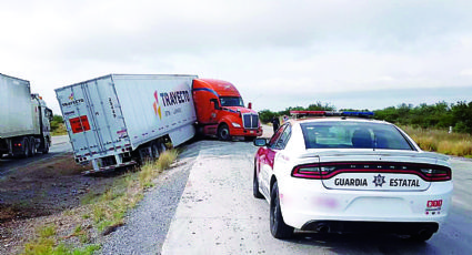 Derrapa tráiler en el Libramiento Mex II; chofer no sufre heridas graves