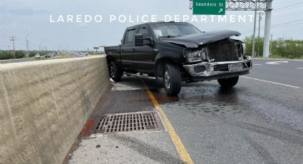 Objeto tirado en Bob Bullock causa aparatoso accidente en Laredo