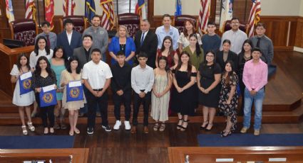 Laredo, Texas: estudiantes de preparatoria reciben mil dólares de beca