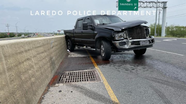 Objeto tirado en Bob Bullock causa aparatoso accidente en Laredo