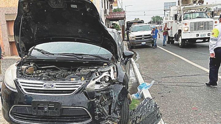 Joven conductor se queda dormido y provoca caída de poste en la avenida Guerrero