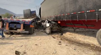 Dos tráileres 'hacen sándwich' a camioneta; milagrosamente conductor sobrevive