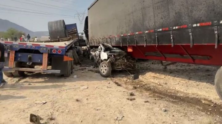 Dos tráileres 'hacen sándwich' a camioneta; milagrosamente conductor sobrevive