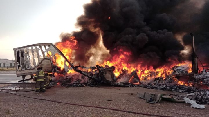 Tráileres quedan calcinados tras choque en Carretera Libre Monterrey-Nuevo Laredo | VIDEO