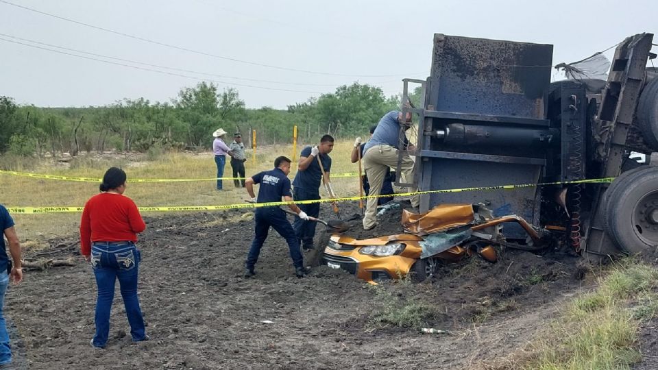 Auto es aplastado por remolque