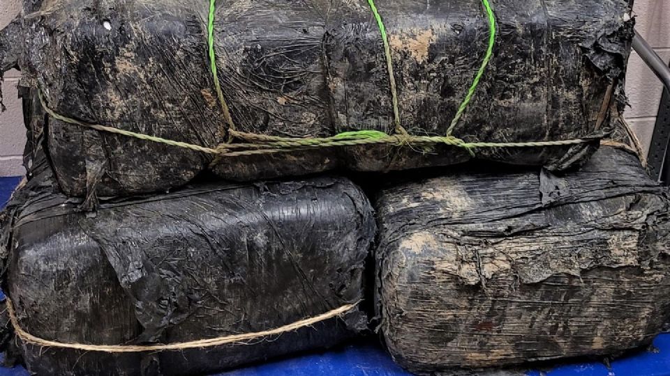 Estos tres grandes bultos de mariguana pesaron casi 240 libras o 109 kilogramos, fueron asegurados sobre el Camino A Las Minas, muy cerca de la orilla del río Grande.