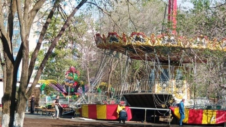 Colapsa juegos de las "sillas locas" en un parque; muere un niño | VIDEO