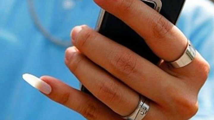 La uña larga en el meñique: ¿tiene una utilidad práctica o es algo de mal gusto?