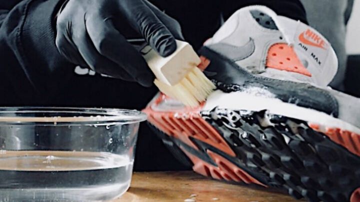 Trucos sobre cómo limpiar y dejar relucientes los tenis