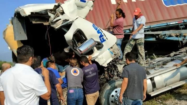 Se mata chofer al chocar su tráiler en Carretera a Ciudad Victoria