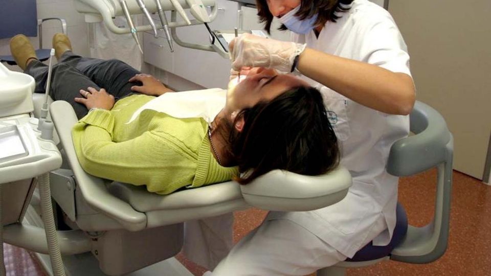 Mujer acude al dentista por dolor de muela, pero resulta ser cáncer