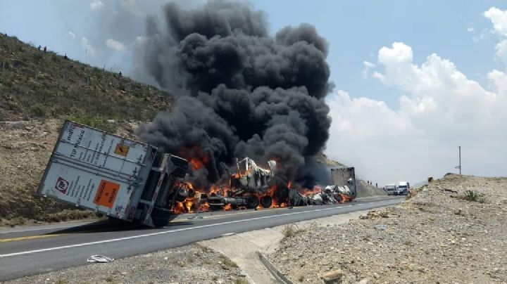 Chofer de tráiler dormita, provoca choque frontal e incendio; se quema casi todo el cuerpo