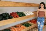 Jovencita rechaza fiesta y prefiere poner un puesto de frutas y verduras